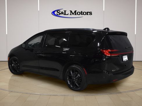 New 2026 Chrysler Pacifica Select w/ S Appearance Package FWD image 3