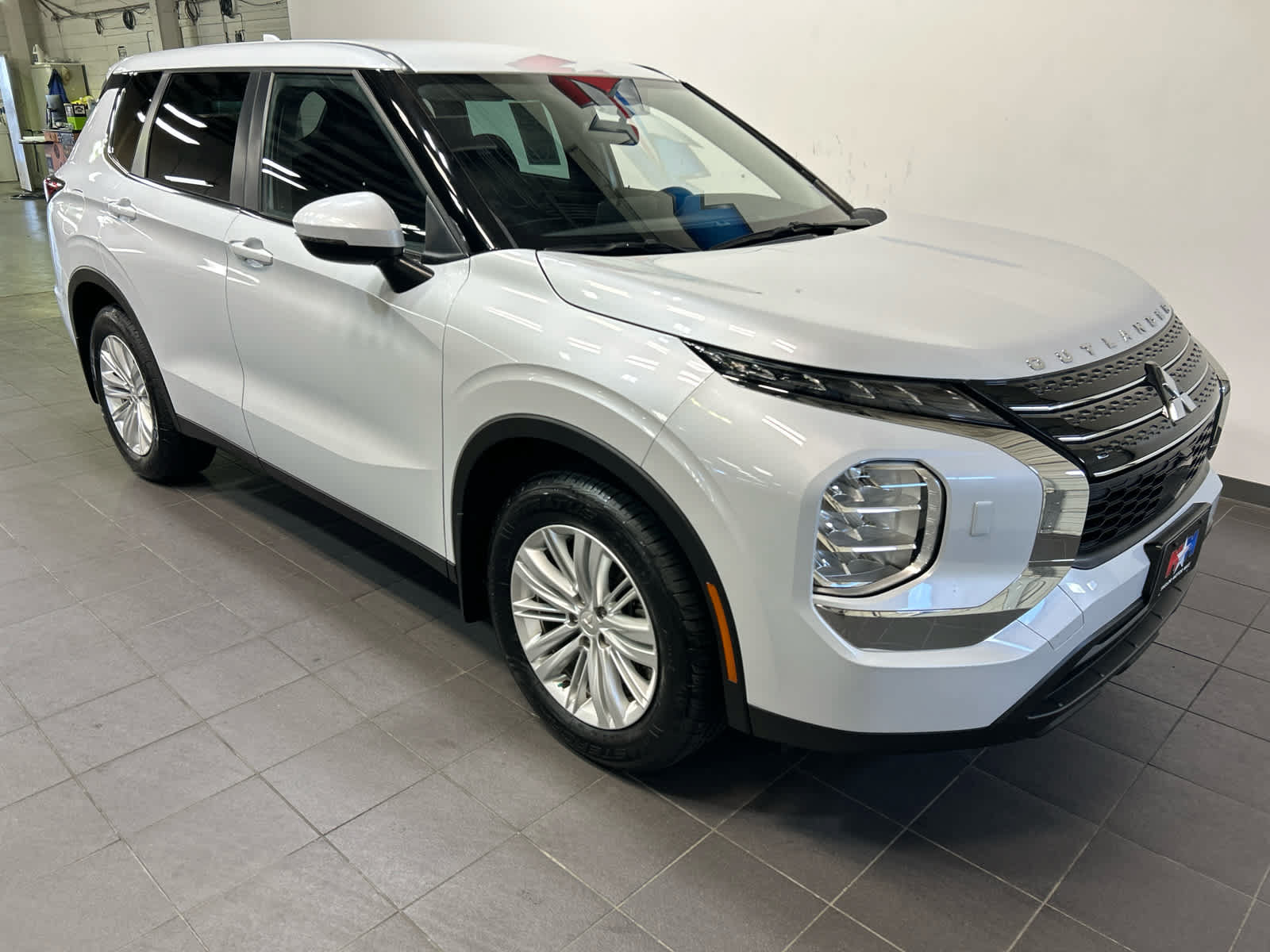 Used 2023 Mitsubishi Outlander ES AWD/4WD image 2