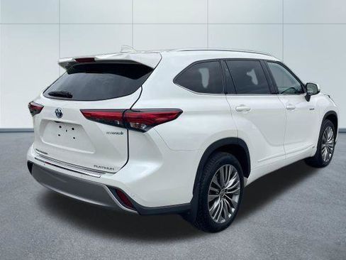 Used 2021 Toyota Highlander Platinum AWD/4WD image 2