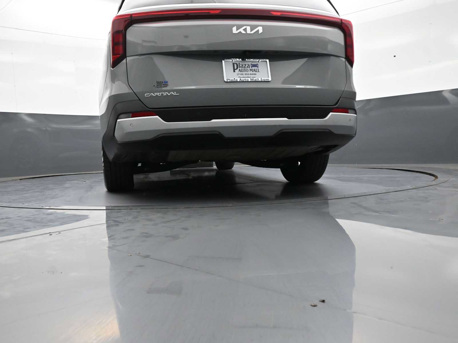 Used 2025 Kia Carnival EX FWD image 32