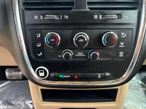 Used 2014 Dodge Grand Caravan SXT FWD image 18