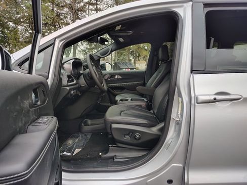 New 2026 Chrysler Pacifica Select image 2