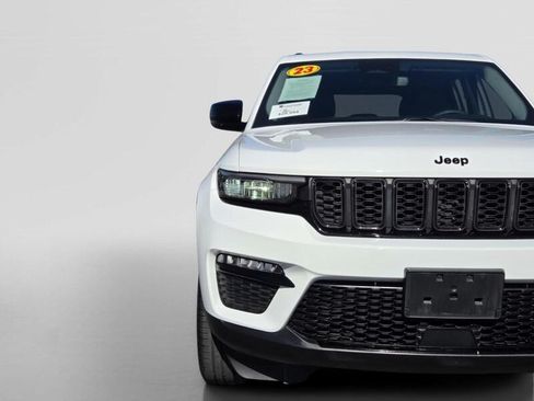 Used 2023 Jeep Grand Cherokee Limited w/ Black Appearance Package AWD/4WD image 10