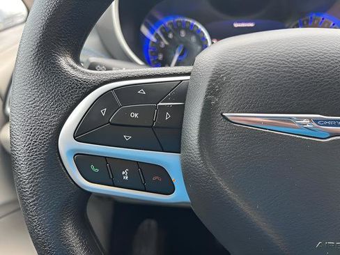 Used 2021 Chrysler Pacifica Touring FWD image 19
