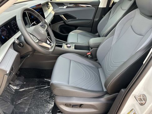 New 2025 Volkswagen Tiguan SE image 19