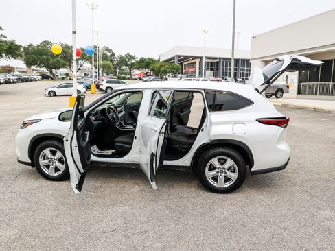 Used 2024 Toyota Highlander LE FWD image 11