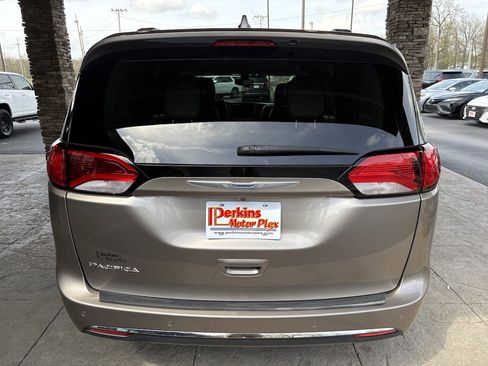 Used 2017 Chrysler Pacifica Touring-L w/ Tire & Wheel Group FWD image 7