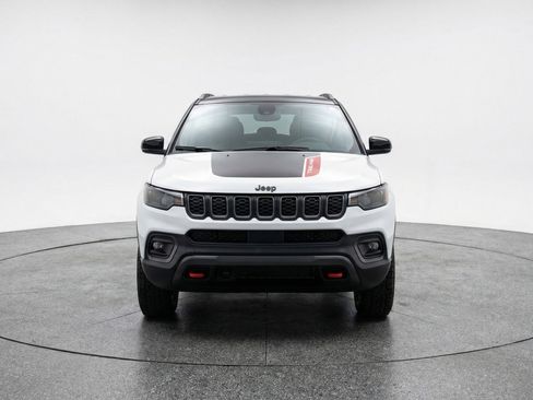 Used 2025 Jeep Compass Trailhawk image 2