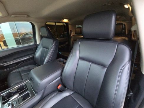 Used 2023 Ford Expedition XLT image 11