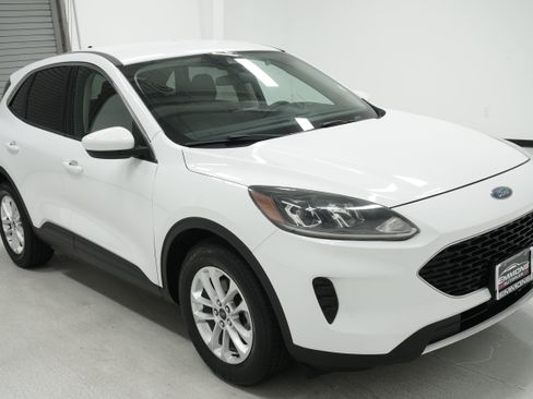 Used 2020 Ford Escape SE FWD image 3