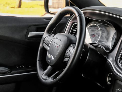 Used 2018 Dodge Charger SXT image 17