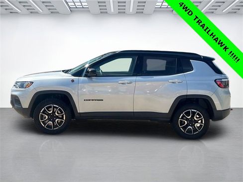 Used 2024 Jeep Compass Trailhawk image 8