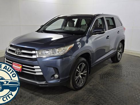 Used 2019 Toyota Highlander Plus AWD/4WD image 3