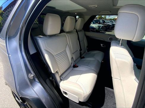 Certified 2025 Land Rover Discovery Dynamic SE AWD/4WD image 19