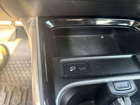 Used 2020 Mercedes-Benz GLB 250 4MATIC w/ Premium Package image 31