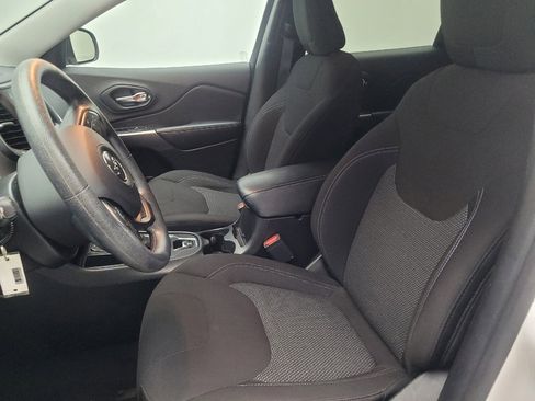 Used 2019 Jeep Cherokee Latitude w/ Popular Appearance Group image 17