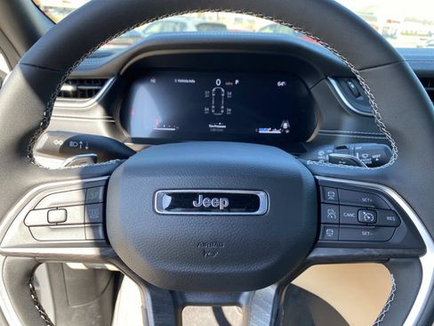 Certified 2025 Jeep Grand Cherokee L Limited w/ Trailer Tow Package AWD/4WD image 18