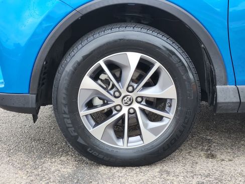 Used 2018 Toyota RAV4 LE AWD/4WD image 9