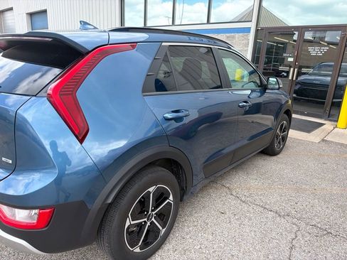 Used 2025 Kia Niro EX FWD image 6