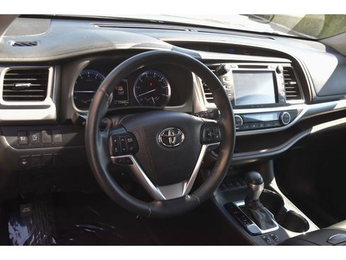 Used 2019 Toyota Highlander XLE AWD/4WD image 13