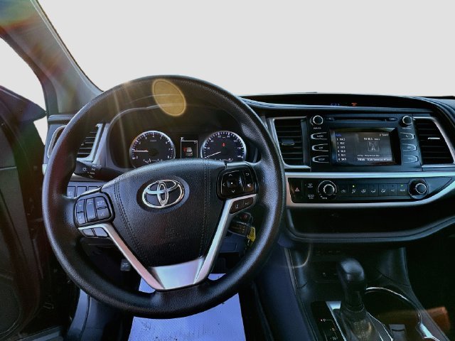 Used 2018 Toyota Highlander LE AWD/4WD image 11