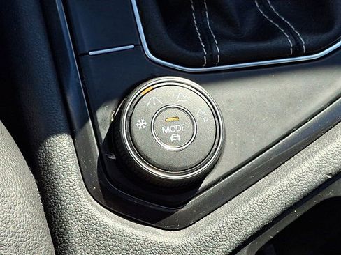 Certified 2022 Volkswagen Tiguan SE w/ Panoramic Sunroof Package AWD/4WD image 29