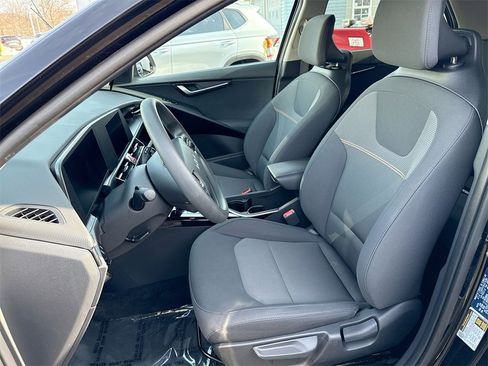 Used 2025 Kia Niro LX image 13