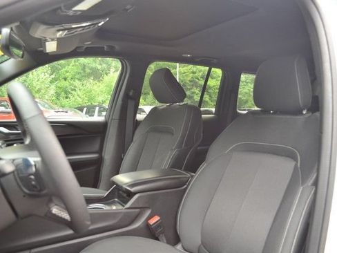 Used 2024 Jeep Grand Cherokee Laredo X w/ Luxury Tech Group I AWD/4WD image 18