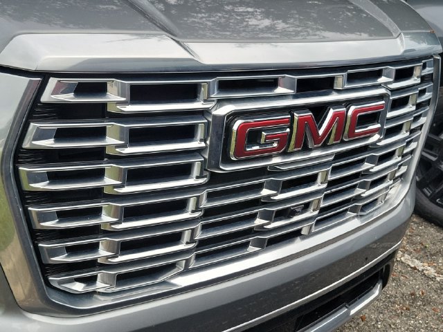 Used 2025 GMC Yukon XL Denali AWD/4WD image 3