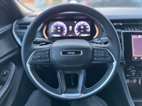 Used 2025 Jeep Grand Cherokee L Laredo image 6