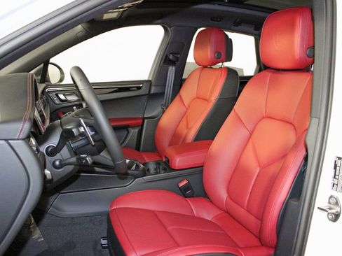 Certified 2026 Porsche Macan Turbo image 5