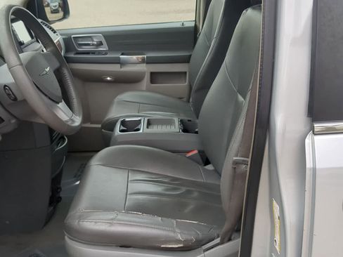 Used 2008 Chrysler Town & Country Touring FWD image 16