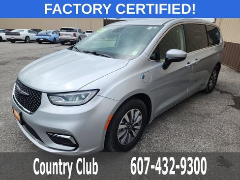 Used 2023 Chrysler Pacifica Touring-L FWD image 4