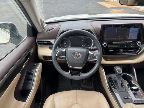 Used 2022 Toyota Highlander Limited FWD image 3