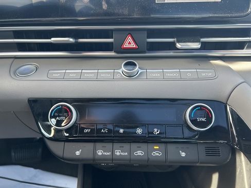 Used 2025 Hyundai Elantra SEL image 24