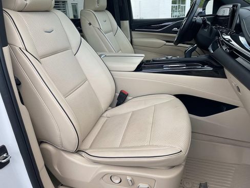 Used 2024 Cadillac Escalade ESV Premium Luxury AWD/4WD image 25