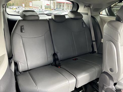 Used 2021 Toyota Sienna Limited image 23