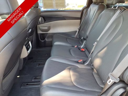 Used 2025 Kia Carnival LXS FWD image 25