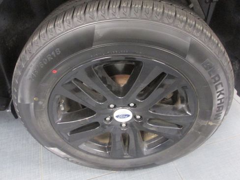 Used 2018 Ford Explorer XLT w/ Equipment Group 202A AWD/4WD image 13