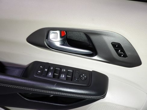 Used 2024 Chrysler Pacifica Limited FWD image 12