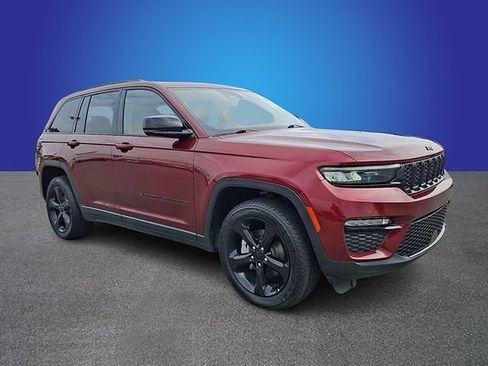 Used 2023 Jeep Grand Cherokee Limited w/ Black Appearance Package AWD/4WD image 3