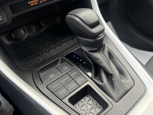 Used 2022 Toyota RAV4 LE image 18