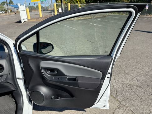 Used 2017 Toyota Yaris SE image 19
