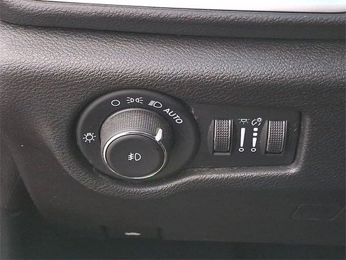 Used 2020 Chrysler Pacifica Touring-L image 25