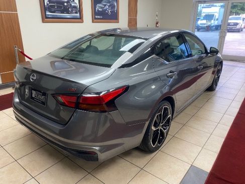 Used 2023 Nissan Altima 2.5 SR FWD image 2