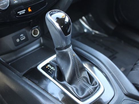 Used 2019 Nissan Rogue SV image 37