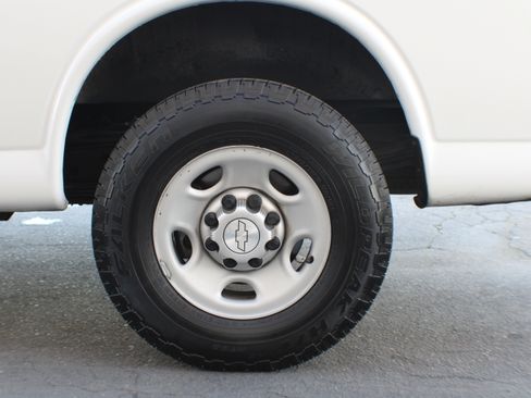 Used 2017 Chevrolet Express 3500 Extended image 6