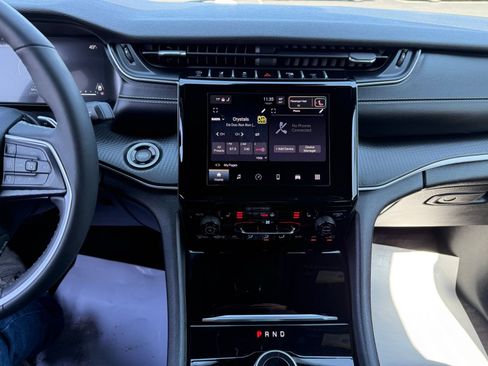 Used 2024 Jeep Grand Cherokee L Laredo image 5