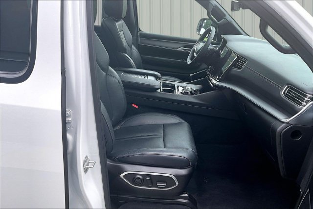 Used 2023 Jeep Wagoneer Series II AWD/4WD image 30