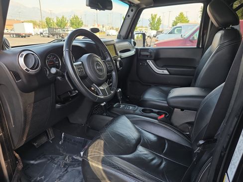 Used 2014 Jeep Wrangler Unlimited Sahara w/ Dual Top Group AWD/4WD image 10